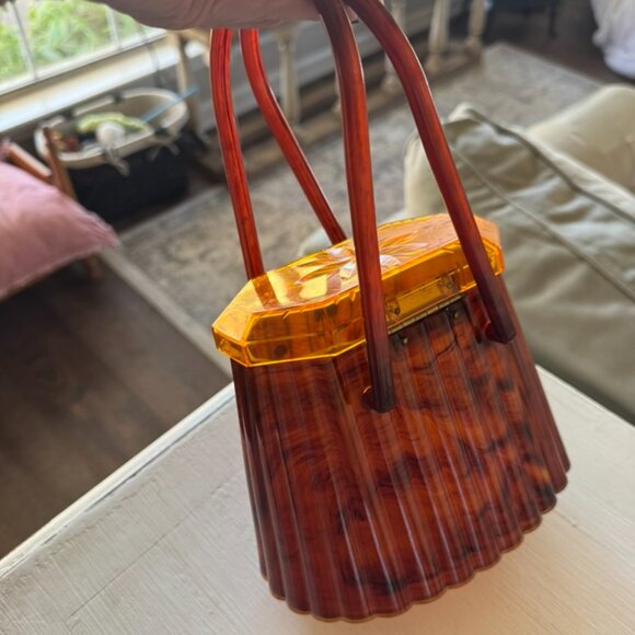 Vintage Lucite Amber Barrel Bag with Gold Clasp - Picture 9 of 10